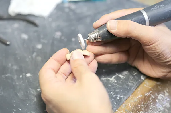 院内の技工士がかぶせ物を作製