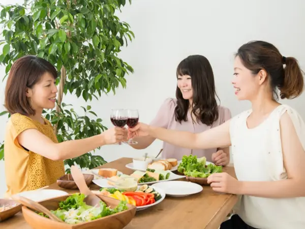 矯正中でもご飯を楽しむ様子