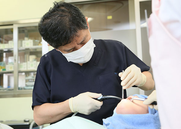 日本口腔インプラント学会が認定する「専門医」「専修医」資格を持った歯科医がおすすめ